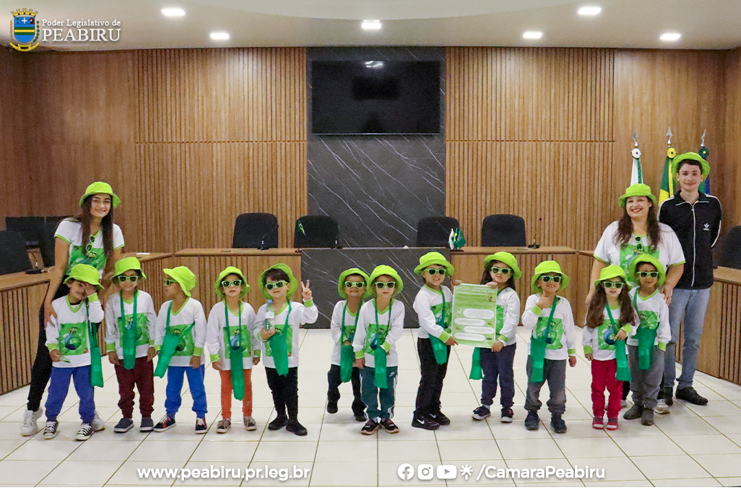 Alunos do CMEI Santa Paula visitam Câmara Municipal de Peabiru 