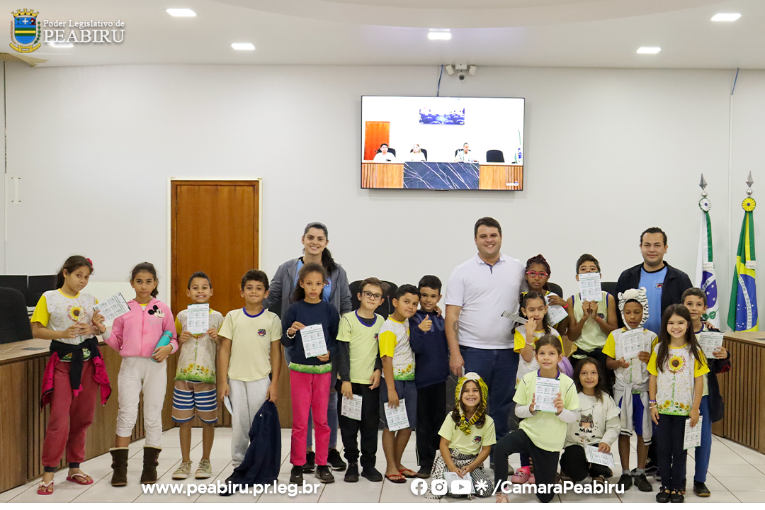 Alunos do Instituto São José Visitam o Poder Legislativo de Peabiru